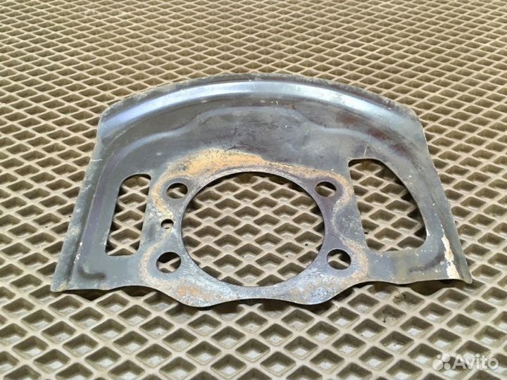 Пыльник тормозного диска передний правый Nissan