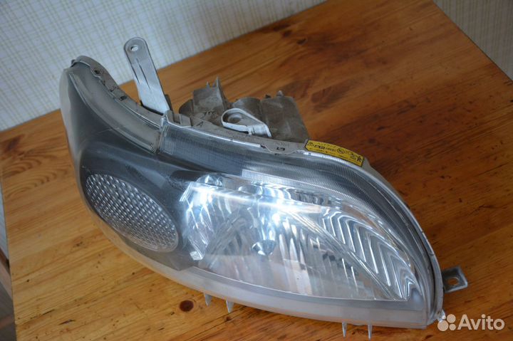 Передняя фара ксенон на Toyota Porte, I поколение