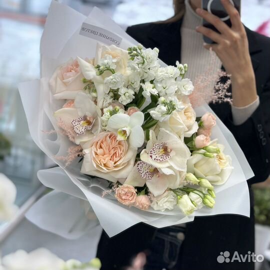 Нежный букет с орхидеями