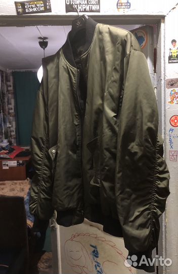 Мужской бомбер bershka