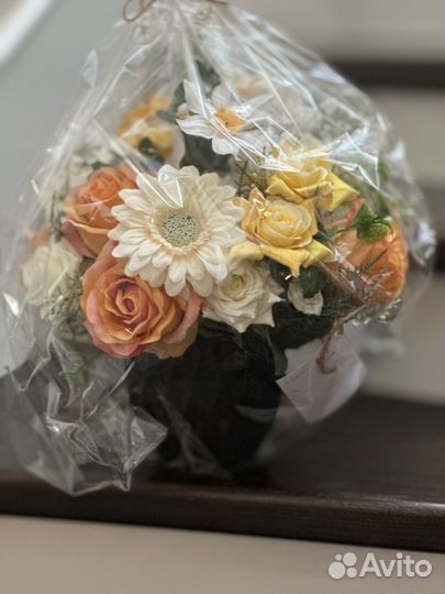 Композиция из искусственных цветы для декора