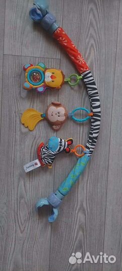 Дуга с игрушками для коляски или кровати