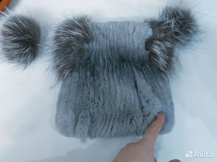 Шапка с ушками помпонами из вязаного кролика