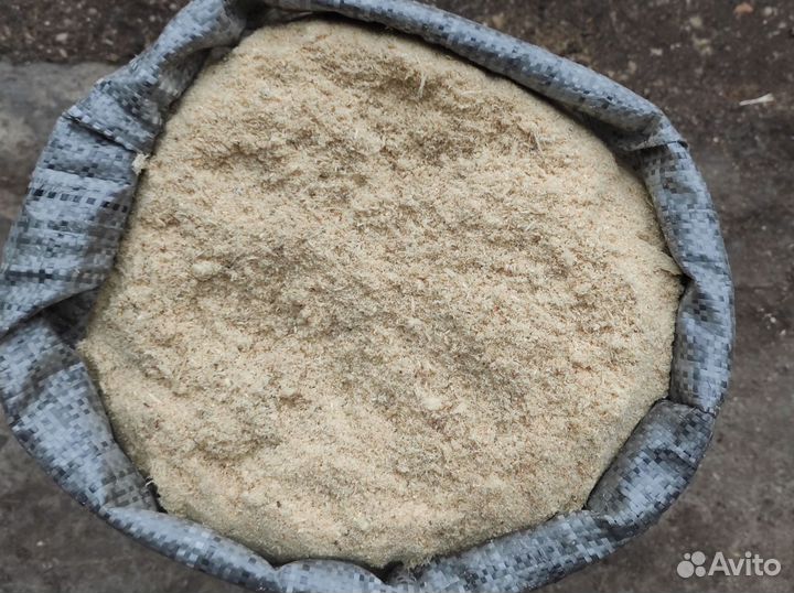 Сухие опилки в мешках