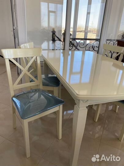 Стол и стулья