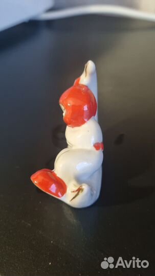 Фарфоровая статуэтка Прилунился