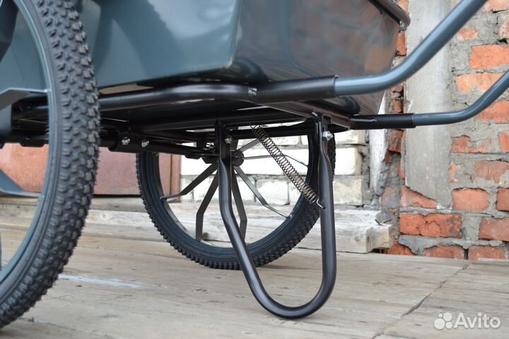 Тачка садовая. Тележка. Арба грузовая.