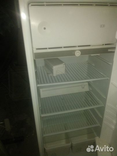 Холодильник Бирюса 140 см. чистый. современный