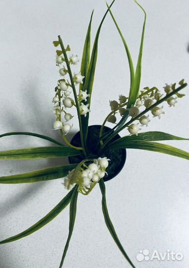 Кашпо с искуственным цветком