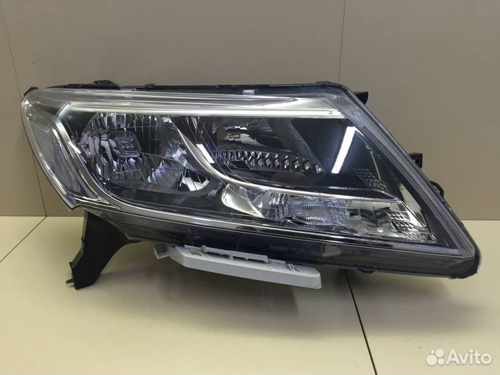 Фара правая Nissan Pathfinder