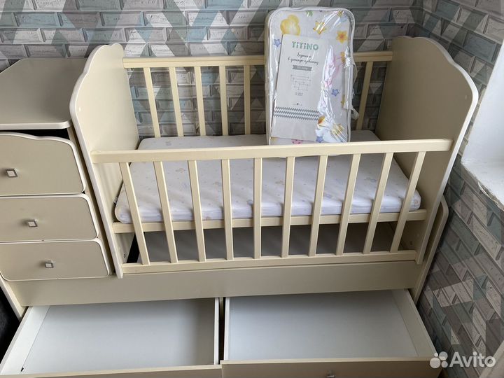 Детская кроватка с маятником и ящиком