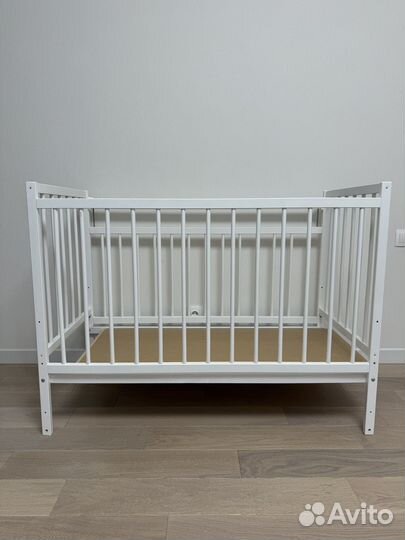 Детская кроватка с маятником