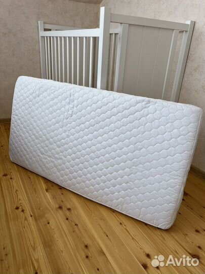 Детская кроватка с универсальным маятником