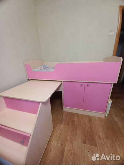 Детская кровать чердак со столом и шкафом