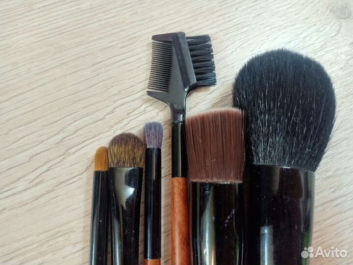 На доставке. Цена за все. Набор кистей