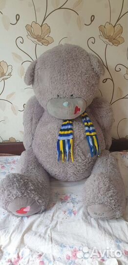 Большой плюшевый медведь