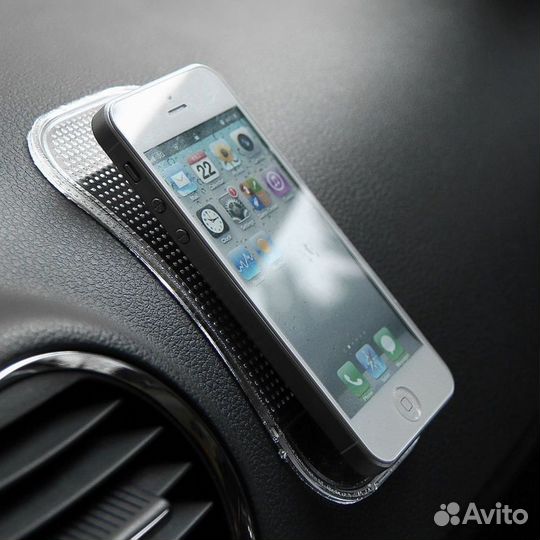 Антискользящий коврик на панель автомобиля