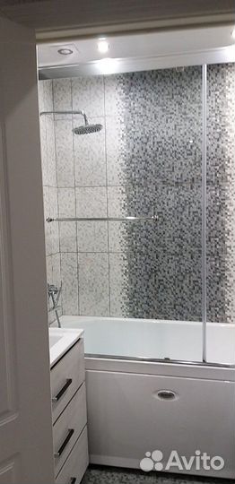 Стеклянная штора-дверь на ванну