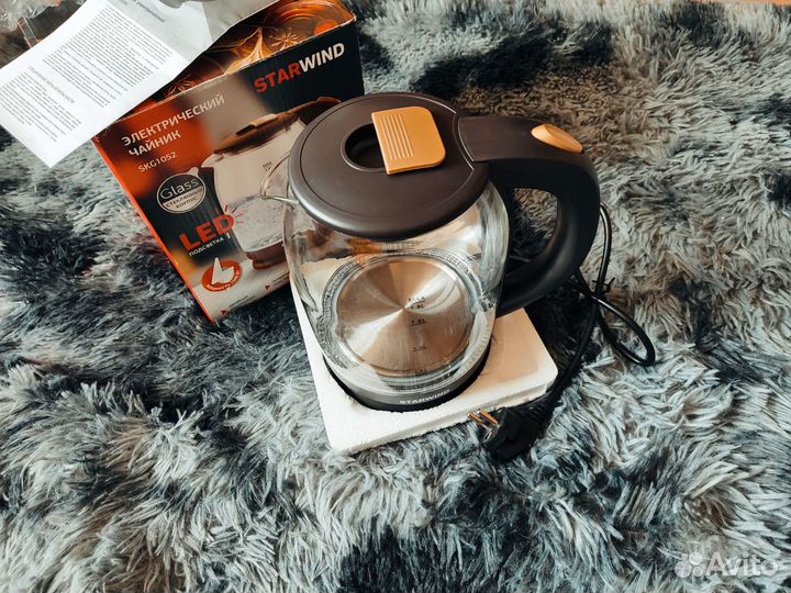 Электрический чайник Starwind SKG1052