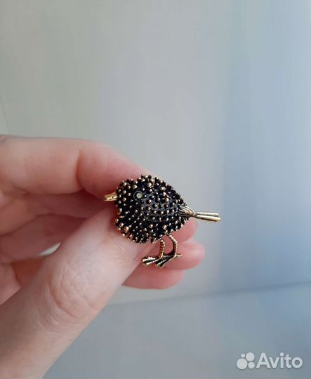 Брошь птичка чижик