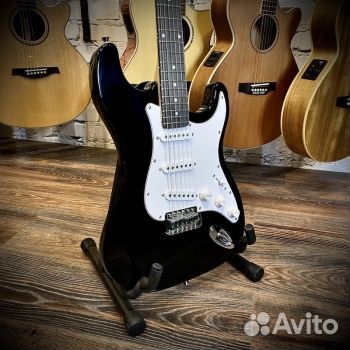 Электрогитара в полном комплекте для начинающих