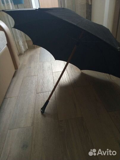 Раритетный зонтик ему 60 лет,с деревянной ручкой
