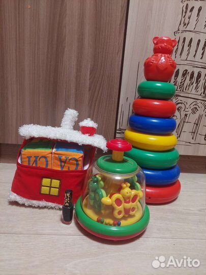 Детские игрушки : пирамидка, юла-карусель,кубики