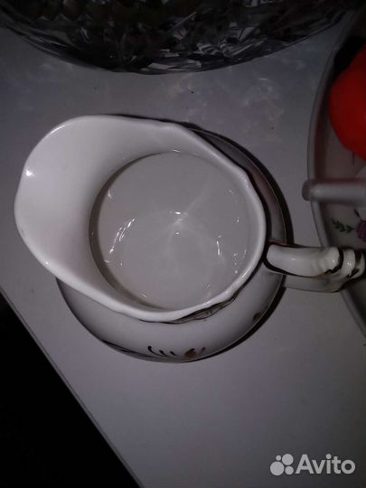 Блюдца, молочники и фруктовница