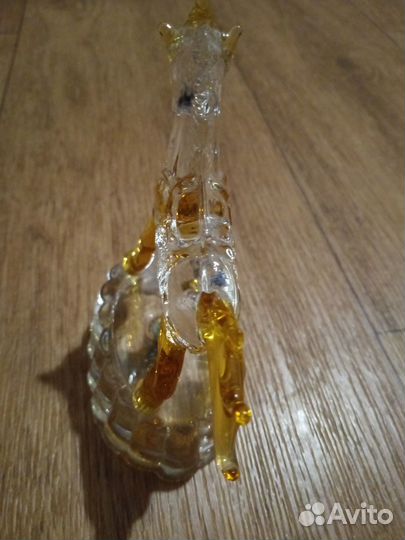 Хрустальный конь на подставке