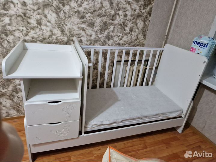 Детская кроватка с маятником и пеленальным комодом