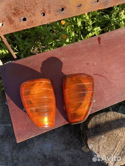 Поворотники передние 240D