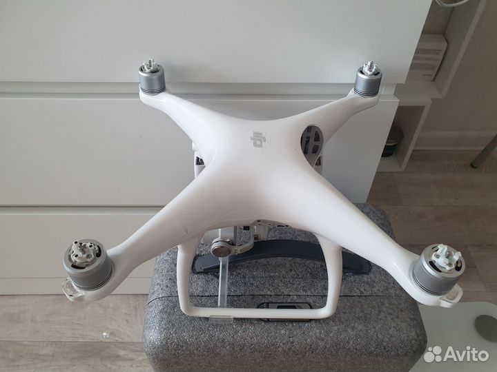 Квадрокоптер DJI Phantom 4