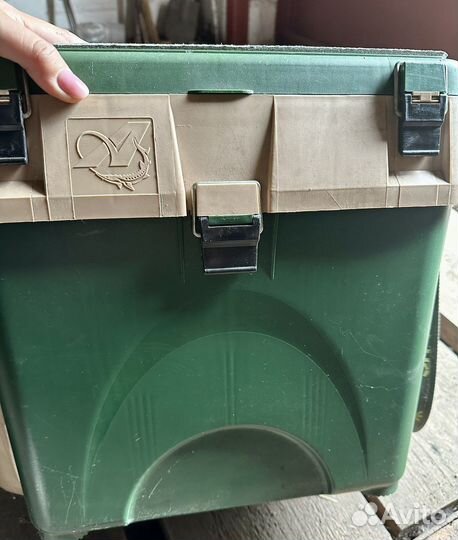 Ящик для зимней рыбалки и ледобур