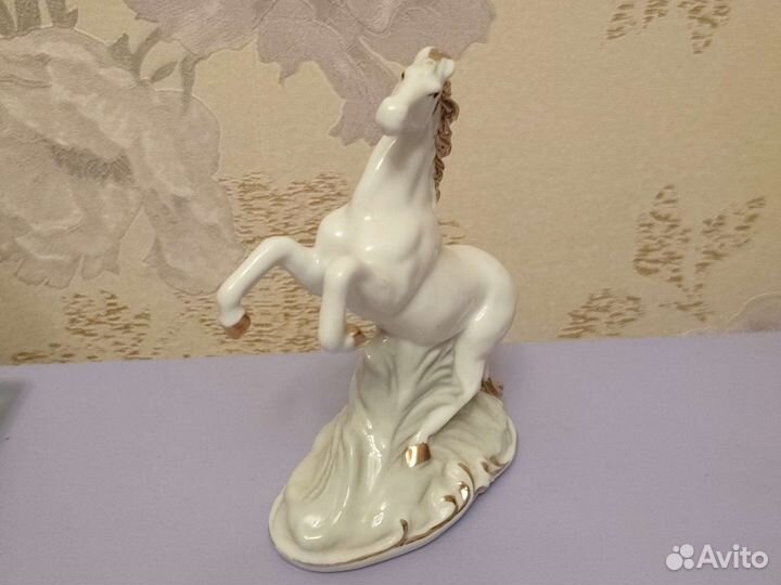 Конь статуэтка