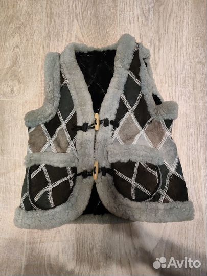 Набор детских шапок и жилетка