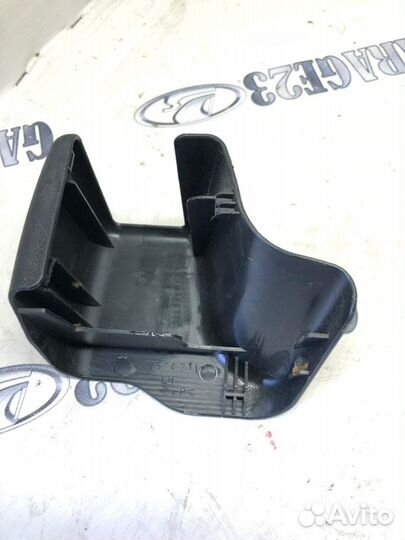 Крышка кронштейна сиденья Mitsubishi Outlander 1