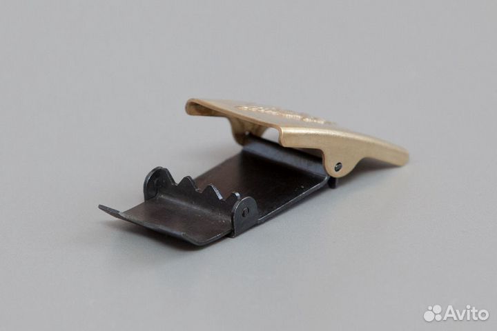 Ремень с металлической пряжкой