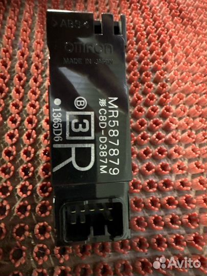 Кнопка стеклоподъемника задняя правая Mitsubishi