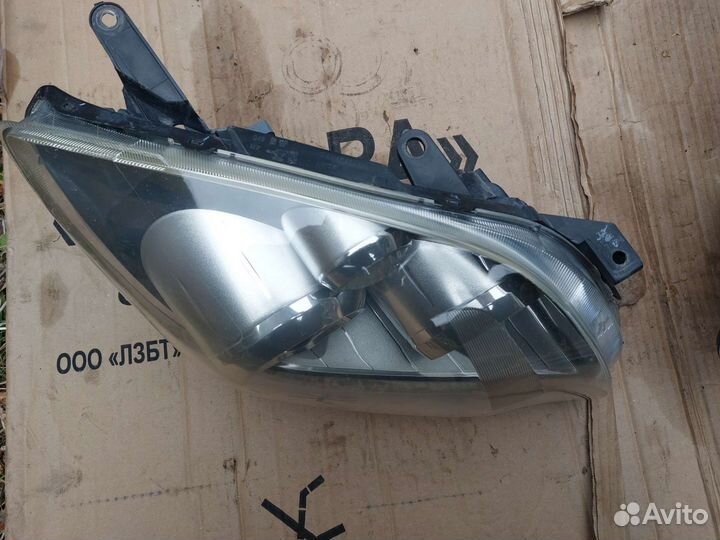 Фара правая Toyota Avensis 2 2006-08 ксенон