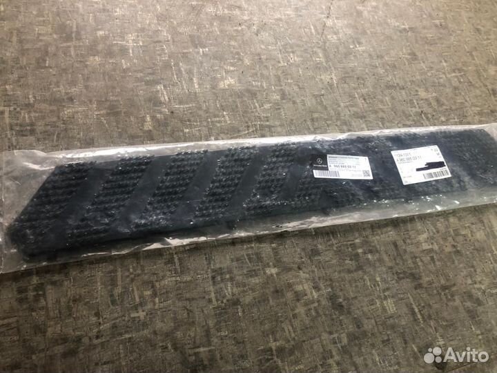 A9608850311 Накладка ступеньки бампера Mercedes