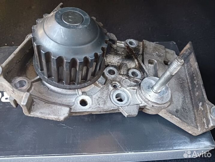 Помпа на Рено sandero