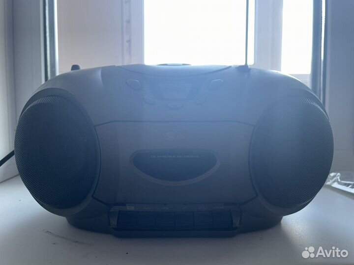 Магнитола LG с CD, кассетным чейнджером и AM/FM