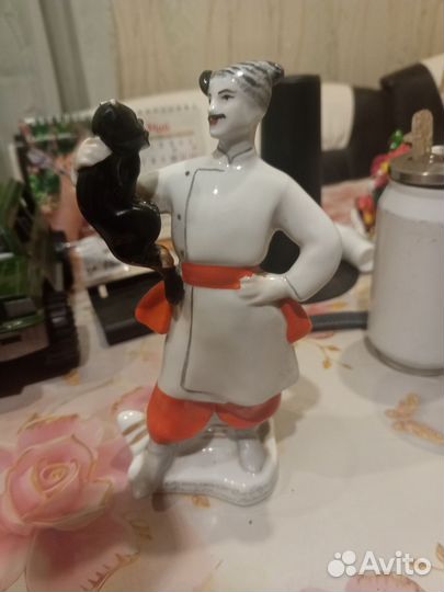Статуэтка фарфор