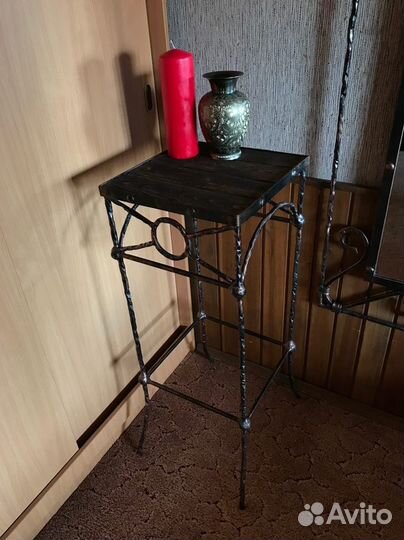 Кованое зеркало и этажерка