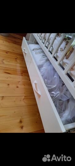 Детская кроватка с маятником и ящиком