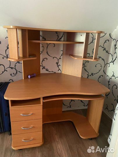 Компьютерный стол и два шкафа