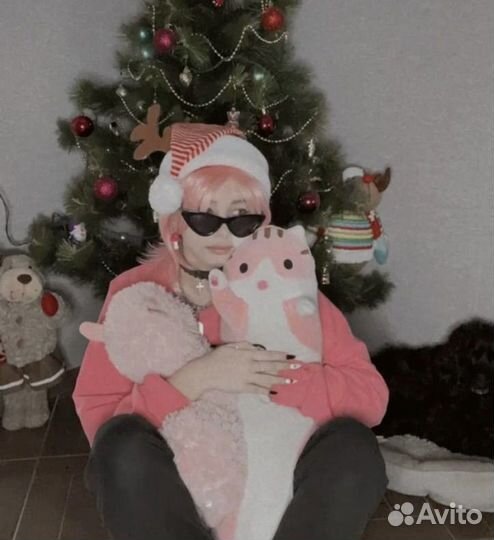 Розовый парик