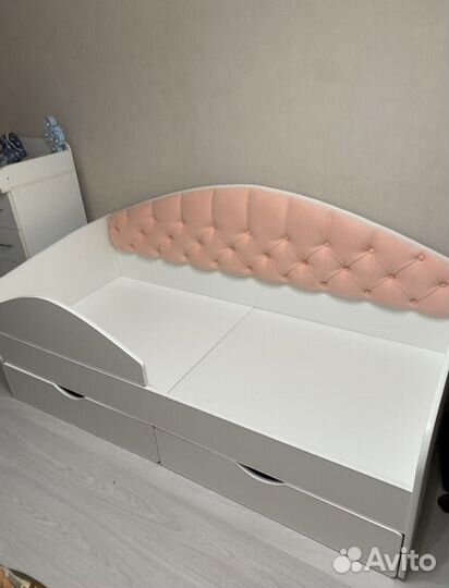 Кровать мягкой спинкой. Любые цвета