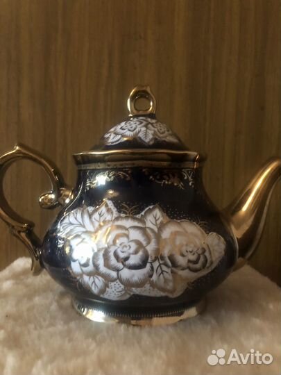 Заварочный чайник и четыре пиалы