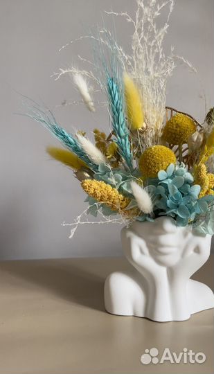 Интерьерная композиция в гипсовой вазе девушка